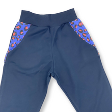 Lade das Bild in den Galerie-Viewer, BIO Jogginghose BLUE/ORANGE - Morro do Papagaio
