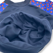 Load image into Gallery viewer, BIO Raglan Pulli  LEO BLUE/ORANGE - Morro do Papagaio
