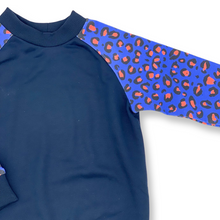 Load image into Gallery viewer, BIO Raglan Pulli  LEO BLUE/ORANGE - Morro do Papagaio
