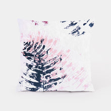 Lade das Bild in den Galerie-Viewer, COMPASSION x ARTHELPS Kuschelkissen
